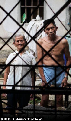 Εικόνες που σοκάρουν: Κρατούν φυλακισμένο τον γιο τους επί 30 χρόνια