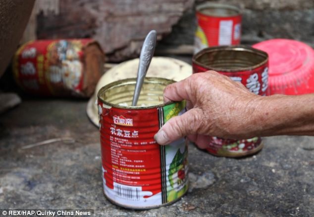 Εικόνες που σοκάρουν: Κρατούν φυλακισμένο τον γιο τους επί 30 χρόνια