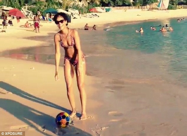 Η Rihanna παίζει μπάλα με…μπικίνι 