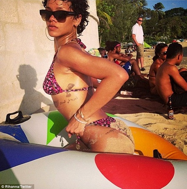Η Rihanna παίζει μπάλα με…μπικίνι 