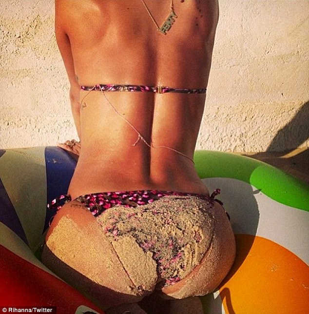 Η Rihanna παίζει μπάλα με…μπικίνι 