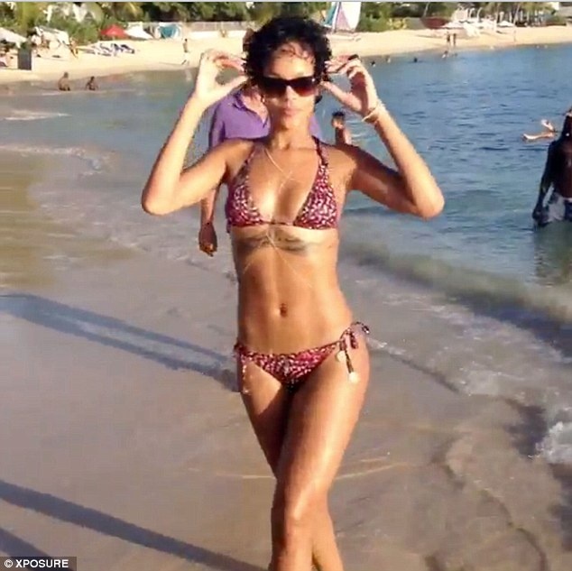 Η Rihanna παίζει μπάλα με…μπικίνι 