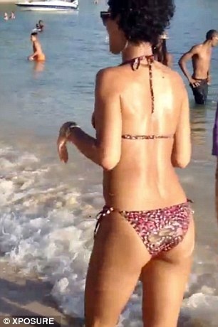 Η Rihanna παίζει μπάλα με…μπικίνι 