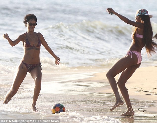 Η Rihanna παίζει μπάλα με…μπικίνι