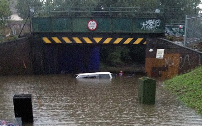 Βίντεο: Διασώθηκαν λίγο πριν το αυτοκίνητο τους βυθιστεί