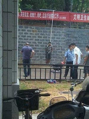 «Κρέμασαν» διαρρήκτη σε τοίχο για πέντε ώρες (pic)