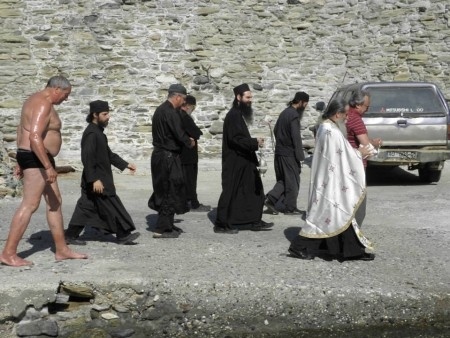 Σπάνιο φωτογραφικό υλικό: Βάπτιση στη θάλασσα του Αγίου Όρους