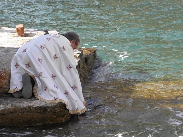 Σπάνιο φωτογραφικό υλικό: Βάπτιση στη θάλασσα του Αγίου Όρους