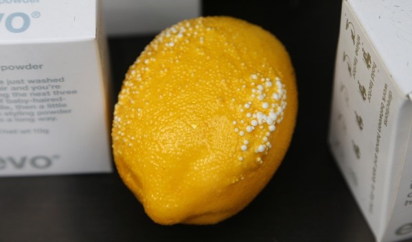 Ουρανοξύστης στο Λονδίνο καίει ό,τι βρίσκεται γύρω του