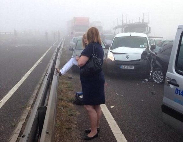 Βρετανία: Τεράστια καραμπόλα πάνω σε γέφυρα