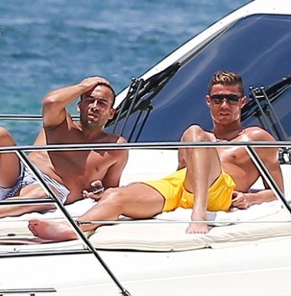 Gαy o Christiano Ronaldo;