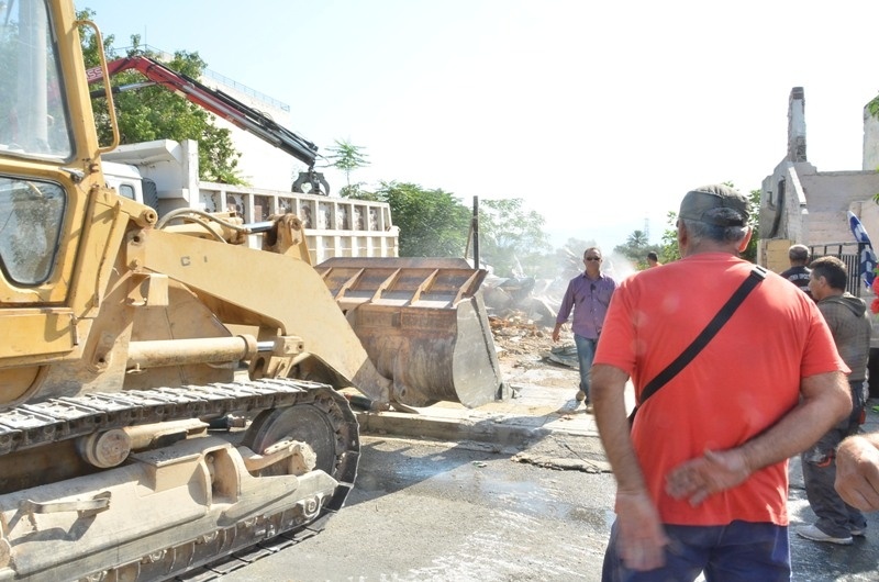 Επιχείρηση κατεδάφισης αυθαιρέτων στο Μενίδι (pics-vid)