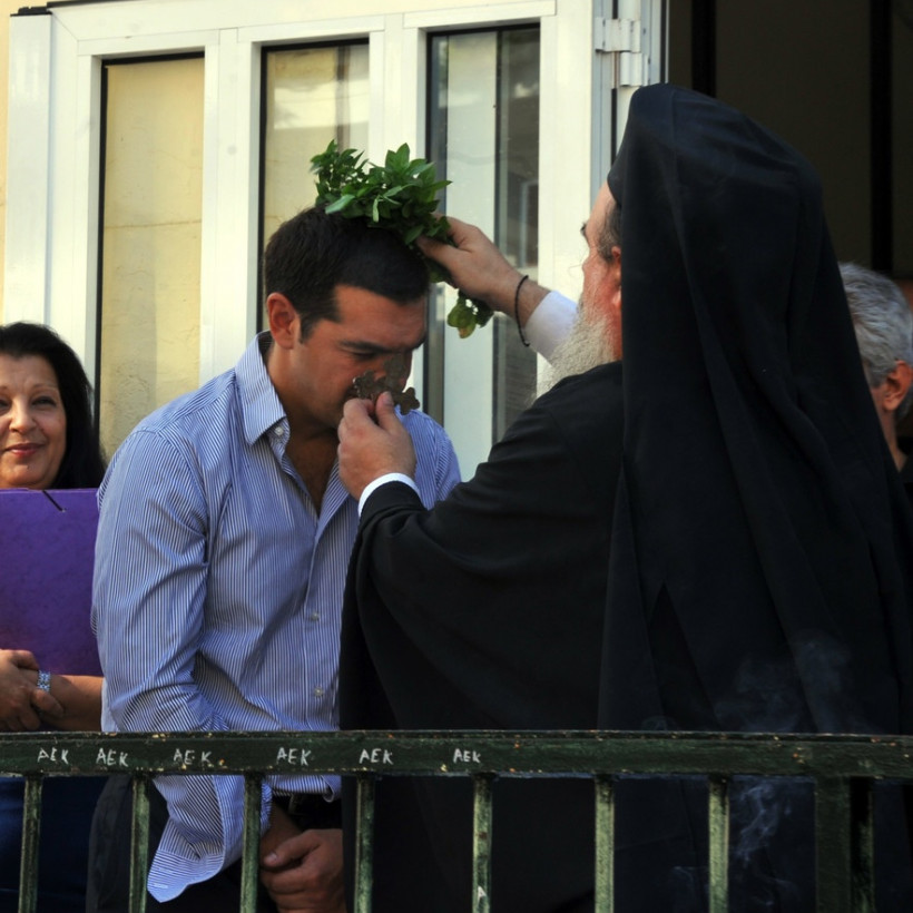 Ασπάστηκε το Σταυρό ο Αλ. Τσίπρας (ΦΩΤΟ)