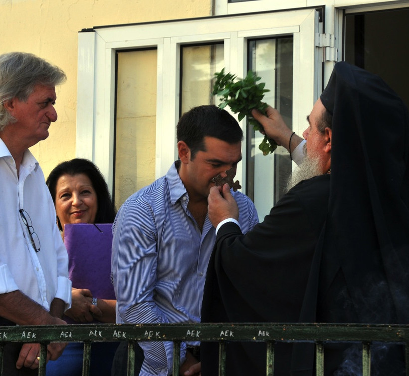 Ασπάστηκε το Σταυρό ο Αλ. Τσίπρας (ΦΩΤΟ)