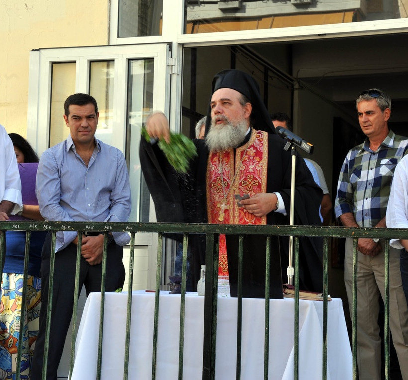 Ασπάστηκε το Σταυρό ο Αλ. Τσίπρας (ΦΩΤΟ)