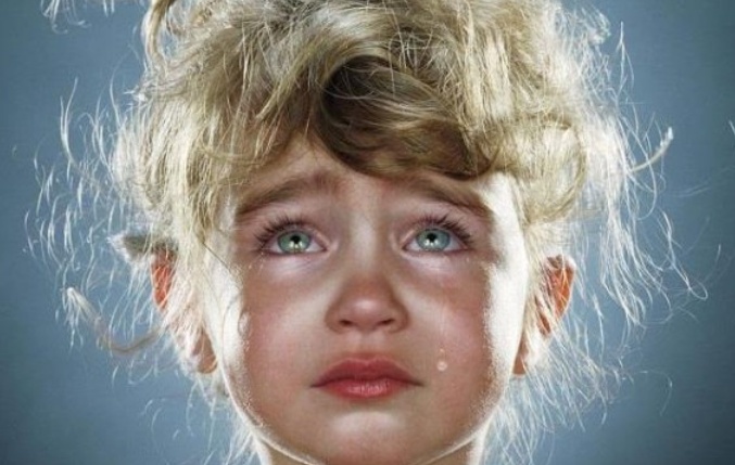 ΣΟΚ: Δείτε τι έκανε σε μικρά παιδιά για να τα φωτογραφίζει να κλαίνε