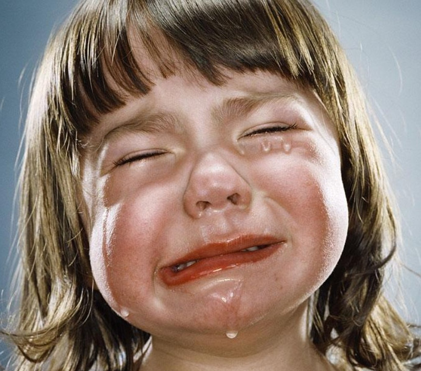 ΣΟΚ: Δείτε τι έκανε σε μικρά παιδιά για να τα φωτογραφίζει να κλαίνε