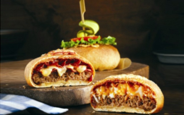 Πίτσα-μπέργκερ 1360 θερμίδων! Το πιο ανθυγιεινό φαγητό του κόσμου!