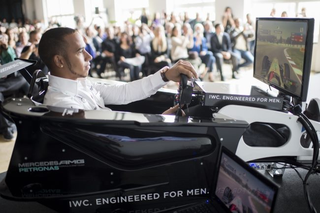 Ο Lewis Hamilton κάνει "PIT STOP" στην IWC SCHAFFHAUSEN