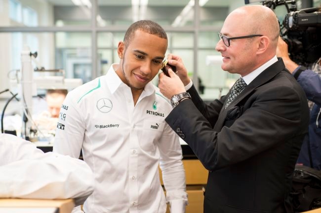 Ο Lewis Hamilton κάνει "PIT STOP" στην IWC SCHAFFHAUSEN