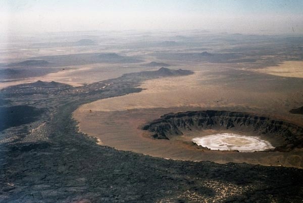 Ένας λευκός κρατήρας στην έρημο της Σαουδικής Αραβίας (pics)