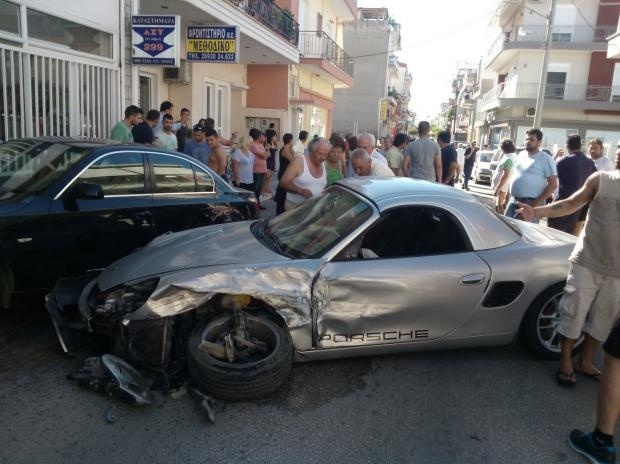 Αχαΐα: Οδηγός μετά από τροχαίο έβγαλε όπλο και εξαφανίστηκε (pics)