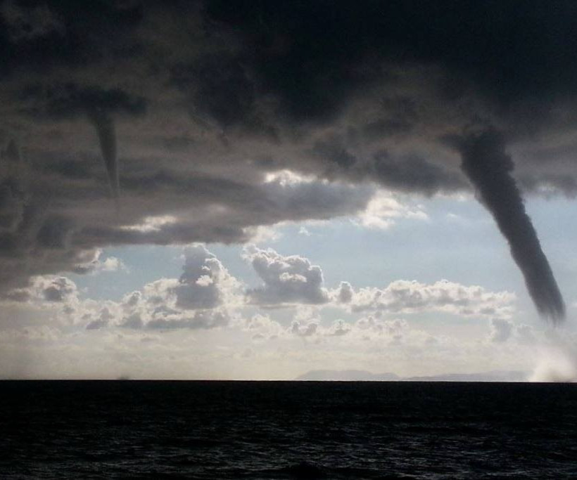 Ανεμοστρόβιλοι ανοιχτά της θαλάσσιας περιοχής της Κουρούτας (pics-vid)