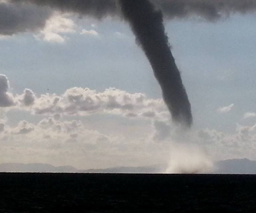 Ανεμοστρόβιλοι ανοιχτά της θαλάσσιας περιοχής της Κουρούτας (pics-vid)