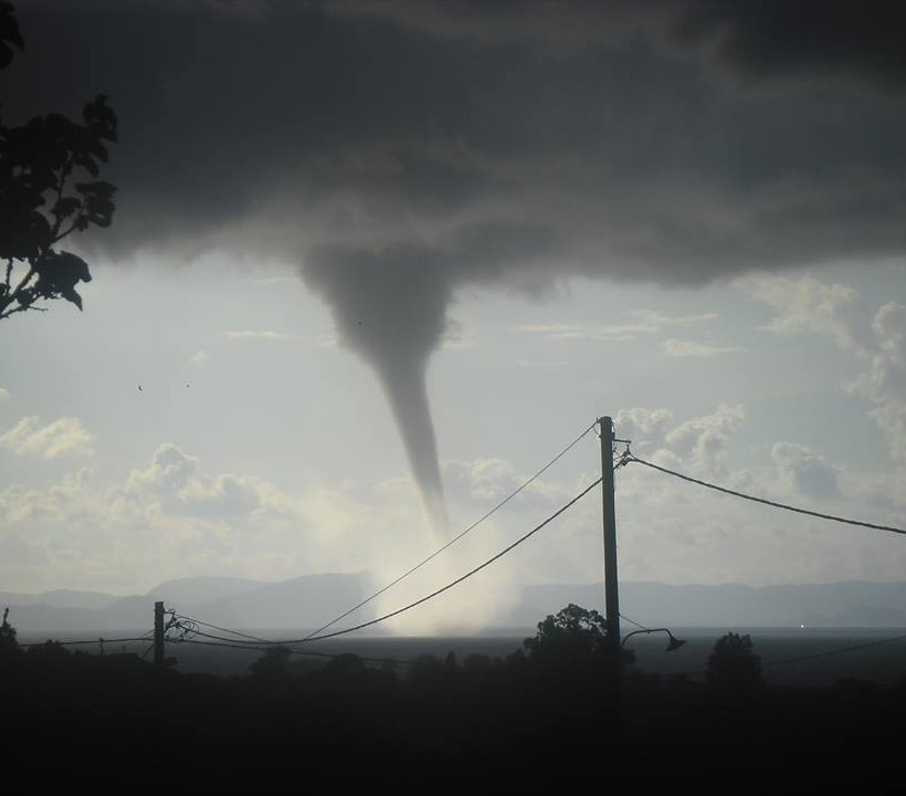 Ανεμοστρόβιλοι ανοιχτά της θαλάσσιας περιοχής της Κουρούτας (pics-vid)