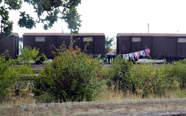 Τραγικό: Οικογένειες ζουν σε παλιά βαγόνια και κτήρια του ΟΣΕ (pics)