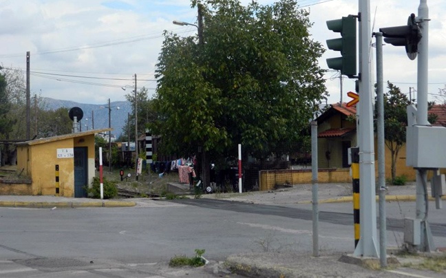 Τραγικό: Οικογένειες ζουν σε παλιά βαγόνια και κτήρια του ΟΣΕ (pics)