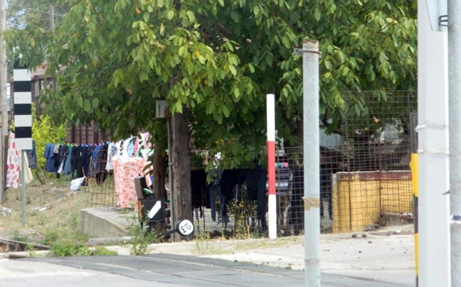 Τραγικό: Οικογένειες ζουν σε παλιά βαγόνια και κτήρια του ΟΣΕ (pics)