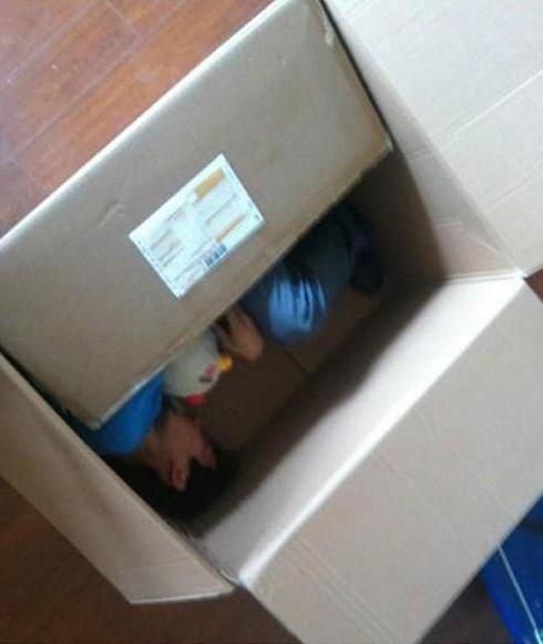 ΔΕΙΤΕ: Ταχυδρόμησε τον εαυτό του στην κοπέλα του και δείτε τι έπαθε!! 