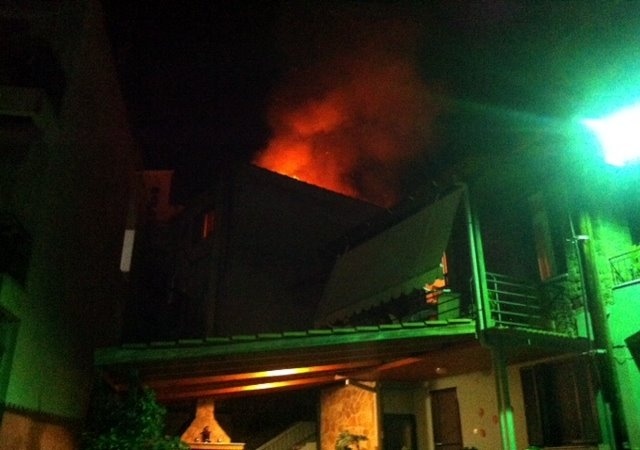 Φωτιά σε σπίτι στο Αγρίνιο (pics)