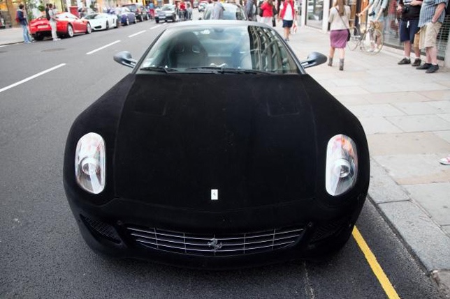 Έδωσε 5.500 ευρώ για να κάνει τη Ferrari…βελούδινη