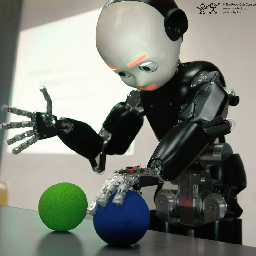 Το ανθρώπινο ρομπότ που εντυπωσίασε την Μέρκελ (pics)