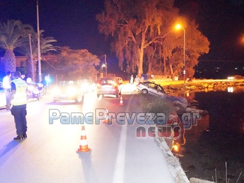 Πρέβεζα: Αυτοκίνητο έπεσε στη θάλασσα στο Βαθύ (pics)