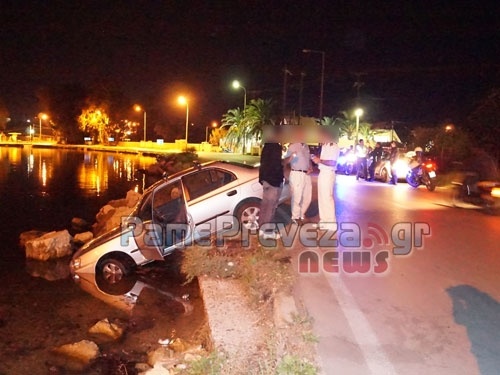 Πρέβεζα: Αυτοκίνητο έπεσε στη θάλασσα στο Βαθύ (pics)