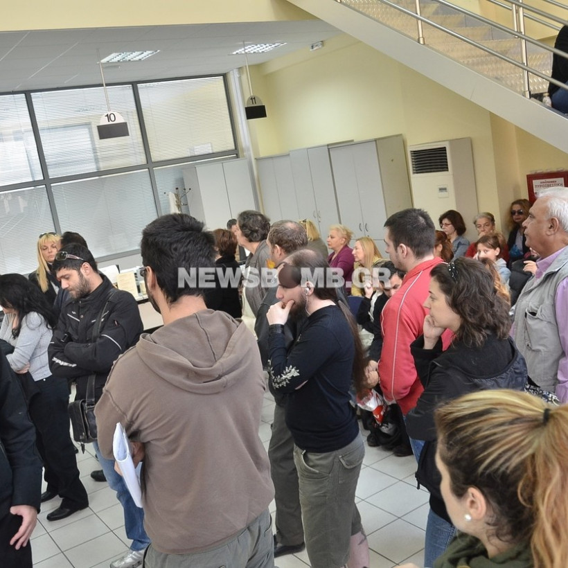 Εικόνες ντροπής και σήμερα στα γραφεία του ΟΑΕΔ (pics+vids)