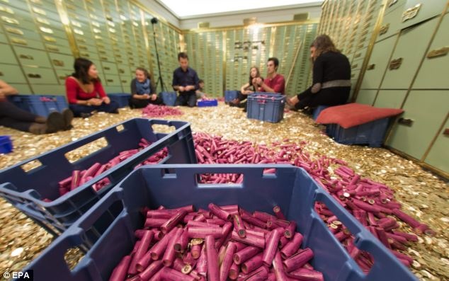 Ελβετία: Δρόμοι στρωμένοι με οκτώ εκατομμύρια ως ένδειξη διαμαρτυρίας 