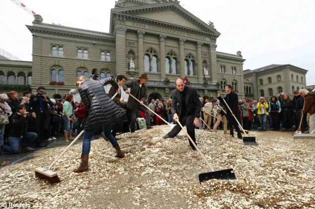 Ελβετία: Δρόμοι στρωμένοι με οκτώ εκατομμύρια ως ένδειξη διαμαρτυρίας 