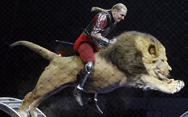 Απίστευτες φωτογραφίες από ανθρώπους που «φλερτάρουν» με το θάνατο