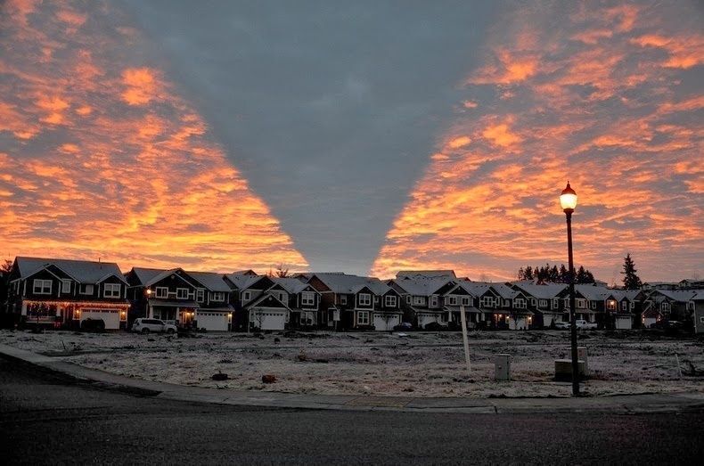 Απίστευτο: Η σκιά ενός βουνού «σκάει» στον ουρανό