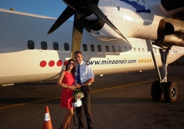 Κρήτη: Πιλότος έκανε πρόταση γάμου στην καλή του στον αέρα! (pics)