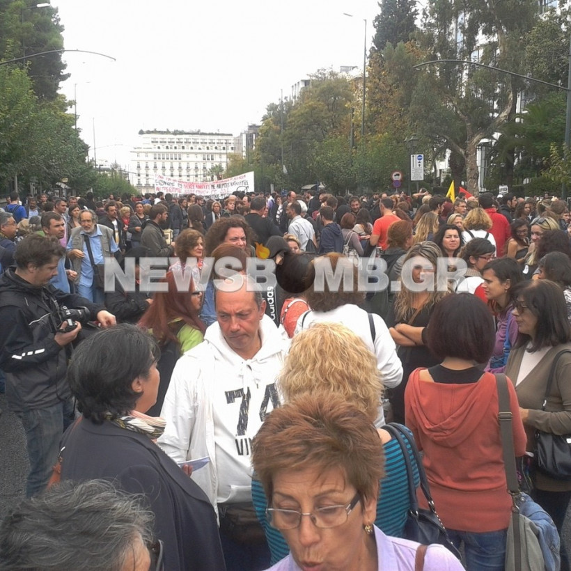 Κυκλοφοριακό κομφούζιο στο κέντρο της Αθήνας λόγω πορείας (pics+vids)
