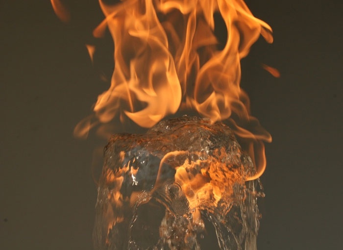 Όταν νερό και φωτιά «παντρεύονται» το θέαμα είναι απλά… εντυπωσιακό 