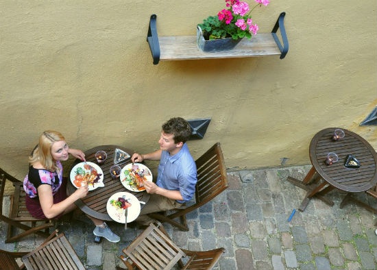 Δανία:Εστιατόριο σερβίρει φαγητό από σκουπίδια (pics)