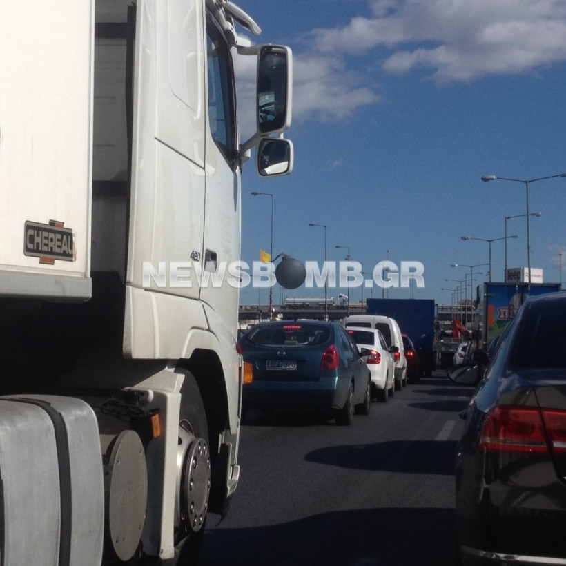 ΤΩΡΑ: Μεγάλο μποτιλιάρισμα στην εθνική οδό λόγω τροχαίου (pics)