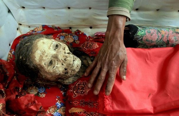 ΕΙΚΟΝΕΣ ΠΟΥ ΣΟΚΑΡΟΥΝ: Κάθε 3 χρόνια ζωντανεύουν τους νεκρούς τους 