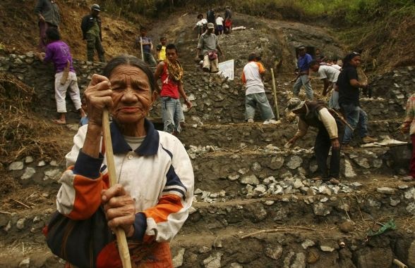 ΕΙΚΟΝΕΣ ΠΟΥ ΣΟΚΑΡΟΥΝ: Κάθε 3 χρόνια ζωντανεύουν τους νεκρούς τους 
